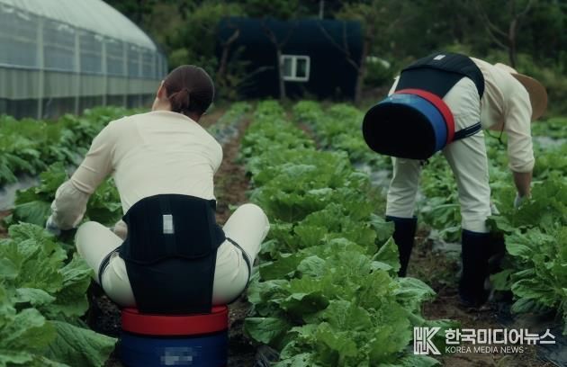 나주시가 농작업 편의의자 공급을 농어민 공익수당 지급 대상자 전원으로 확대하고 오는 6일까지 신청을 받는다. (사진 제공-나주시)
