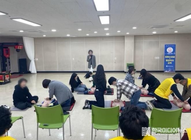 마네킹을 이용하여 심폐소생술을 실습하는 모습