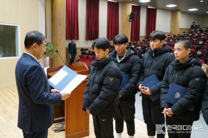 진천군청 육상부, 충북체고 신입생에 우수 장학금 150만원 전달