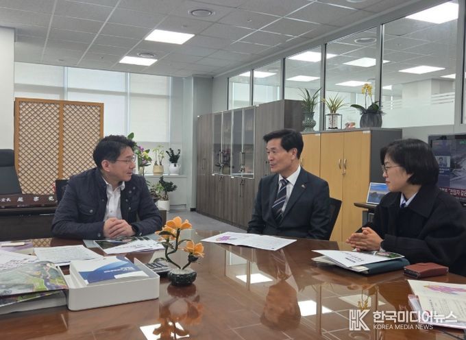 안병구 밀양시장이 4일 기획예산처 조영범 예산실장에게 푸드테크 연구지원센터, 나노산단 공공폐수처리시설 등 밀양시 주요현안 사업을 설명하고 있다.