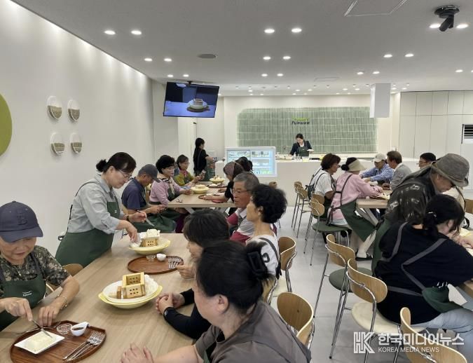 2025 친환경농업대학 학생들이 음성풀무원 공장에서 두부를 만들기 실습을 하고있다(2025년도 교육과정)