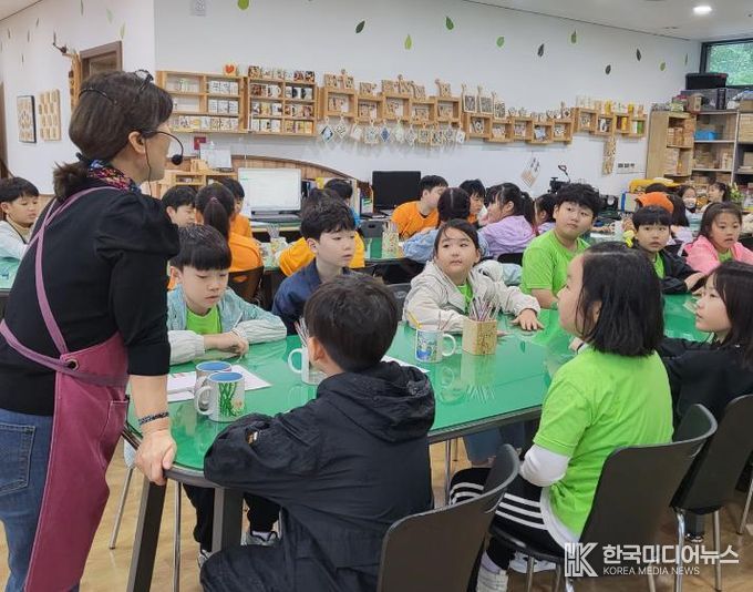 괴산군 성불산 생태숲학습관에서 나만의 에코컵만들기 프로그램을 운영하고 있다.