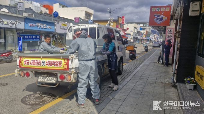 강진읍 일대 상가에 화분을 전달하고 있다.