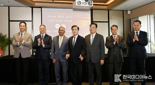 6일 싱가포르에서 투자협약을 맺는 모습.