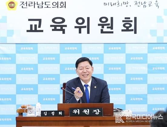 김정희 전남도의회 교육위원장 교육위원회 회의 진행 사진
