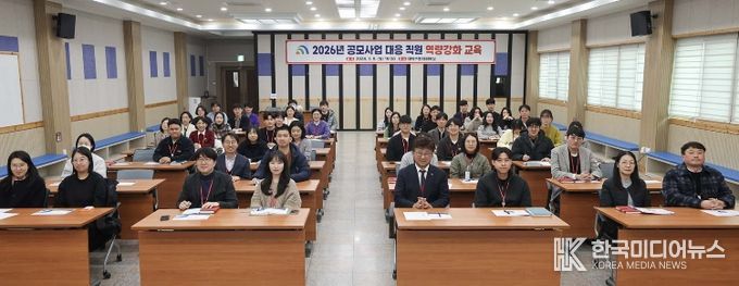 최충규 대덕구청장(사진 첫 번째 줄 왼쪽 다섯 번째)과 대덕구 공모사업 담당 공무원들이 9일 구청 대회의실에서 열린 직원 역량강화 교육을 마친 후 기념 촬영을 하고 있다.