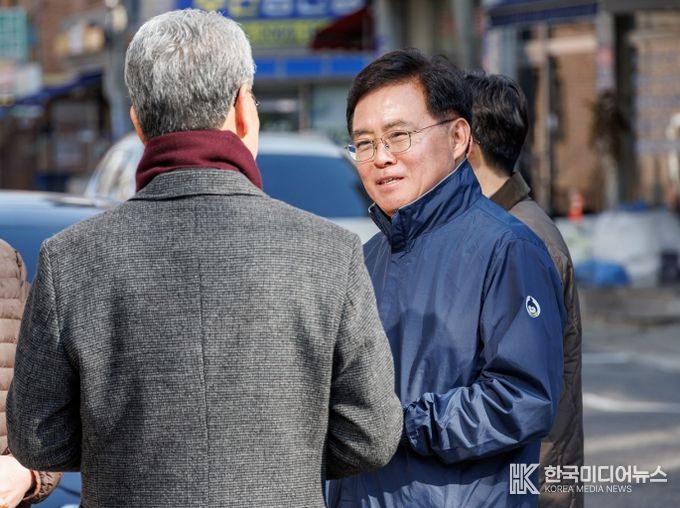 진교훈 서울 강서구청장(오른쪽)이 화곡3동 일대 정비사업지 현장을 찾아 지역 주민과 대화하고 있다.