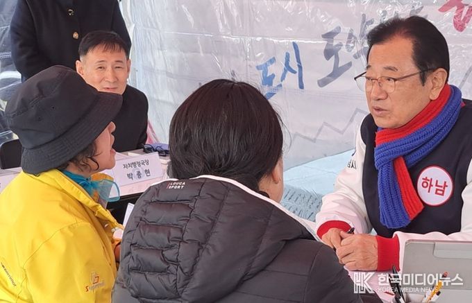 13일 미사역 시계탑 일대에서 열린 ‘이동시장실’에서 한 시민이 망월천 환경개선과 관련하여 이현재 하남시장에게 건의를 하고 있다.