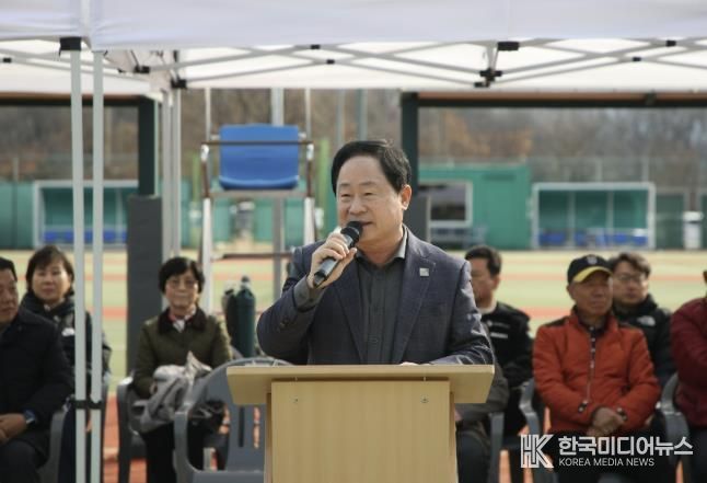 남양주시협회장기 테니스대회에서 선수들을 격려하고 있는 주광덕 시장