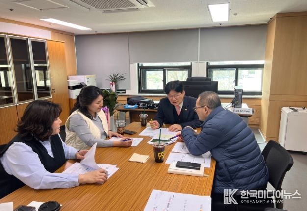 22기 정책위원회 간담회를 진행하고 있는 김용일 정책위원장