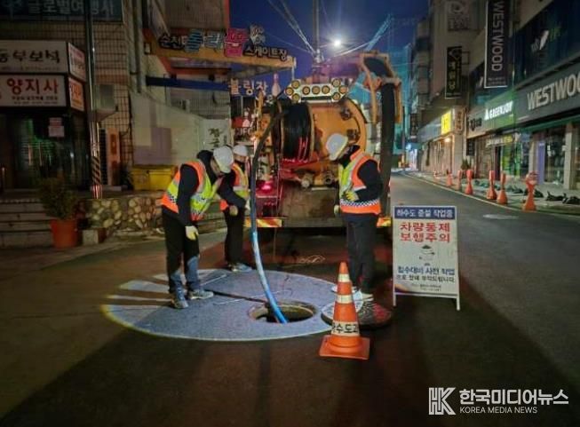 순천시 관계자들이 집중호우 전 침수 예방을 위해 사전 준설 작업을 하고 있다