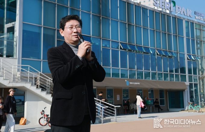 이상일 용인특례시장이 21일 SERI PAK with 용인 'ON THE SAME TRACK' 기부런 행사에 참석해 축사하고 있다