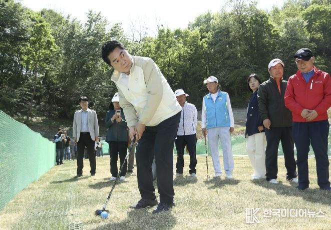 지난해 6월 개최된 관악파크골프장 개장식에서 시타하는 박준희 관악구청장