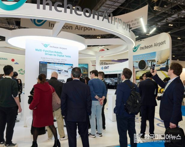 17일부터 19일(현지시간)까지 영국 런던에서 열린 PTE 2026 전시회 방문객들이 인천공항 전시관을 관람하고 있다.