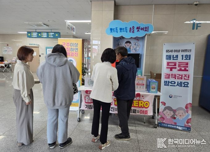 충주시, 제16회 결핵예방의 날 맞아 예방주간운영(보건소 1층 결핵바로알기 모바일 퀴즈 이벤트 사진)