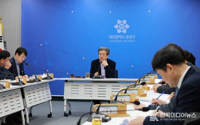 정용래 유성구청장이 23일 주간간부회의를 주재하고 있다