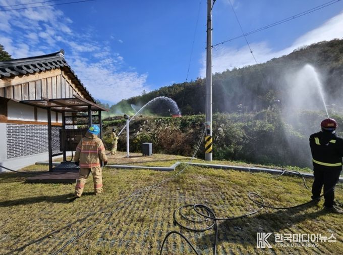 강진소방서 대원들이 봄철 대형산불 예방을 위해 산림 인접지역에서 ‘예비주수’ 활동을 실시하며 사전 물 뿌리기를 하고 있다.