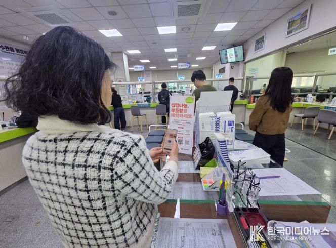 광산구가 장기기증 참여 확대를 위해 설치한 장기기증 홍보 현수막을 통해 시민이 정보무늬(QR)를 통해 참여하고 있다.