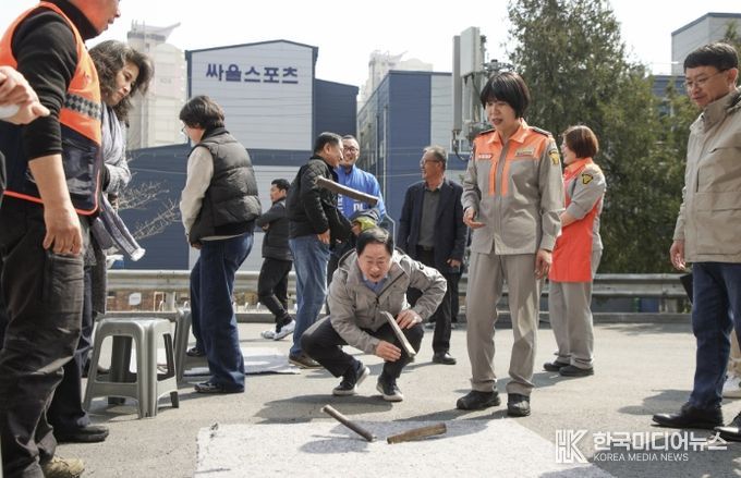 척사대회에 참여 중인 주광덕 시장