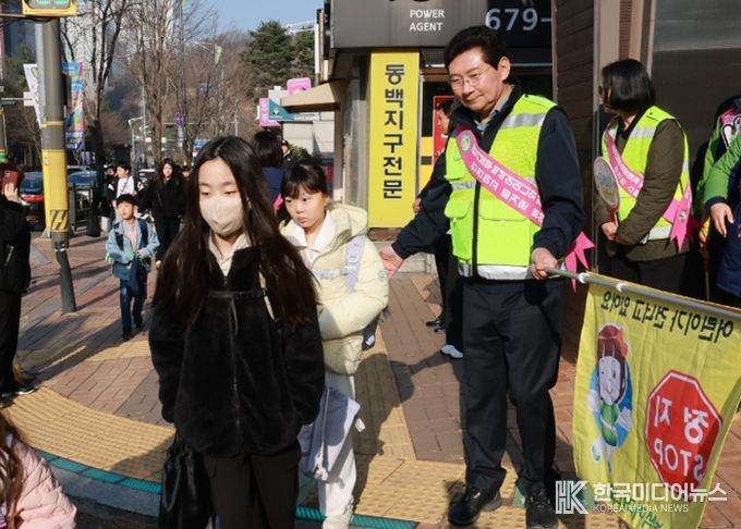 이상일 용인특례시장이 23일 기흥구 동막초등학교 앞에서 교통지도봉사를 하고 있다