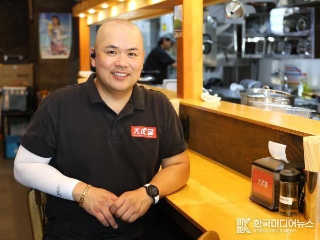 청년 창업 성공 사례로 꼽히는 대호당 김대호 대표가 경주시 황오동 매장에서 포즈를 취하고 있다.