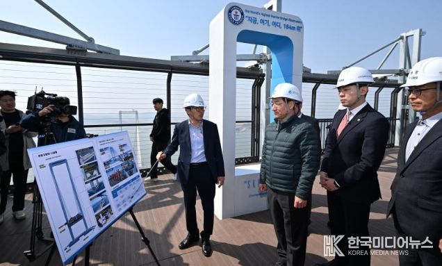 유정복 인천광역시장이 25일 청라하늘대교에서 개장을 앞둔 관광시설을 점검하고 있다.