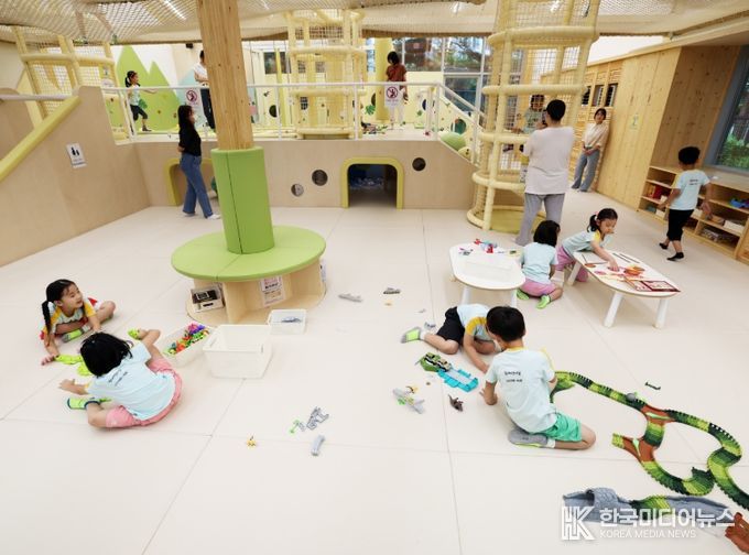 서울형키즈카페 중평공원점에서 놀고 있는 아이들
