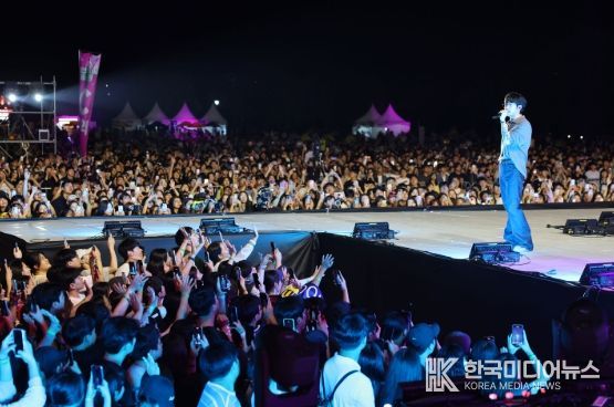 지난해 9월 광산구는 황룡친수공원 일원에서 제3회 광산뮤직ON페스티벌을 개최했다. 시민들이 무대에 오른 10CM의 공연을 즐기고 있다.