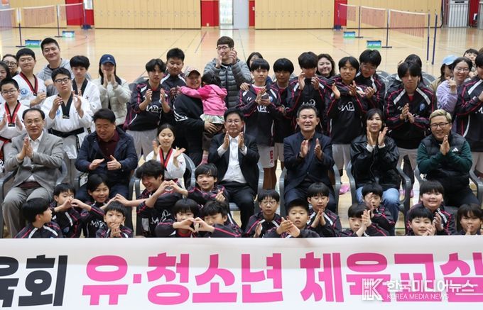 3월 28일 마포구민체육센터에서 열린 유·청소년 체육교실 통합 결단식에서 박강수 마포구청장이 참가 청소년 및 학부모들과 함께 기념촬영을 하고 있다.