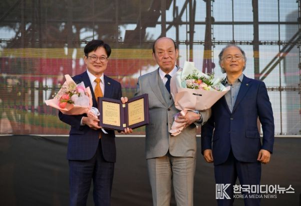 김병수 시장이 제15대 심수관에게 명예시민증을 수여했다.