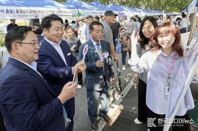 사회복지의 날 기념 ‘아산시 온마음 복지한마당’ 아산시장 등 행사 부스 방문 사진