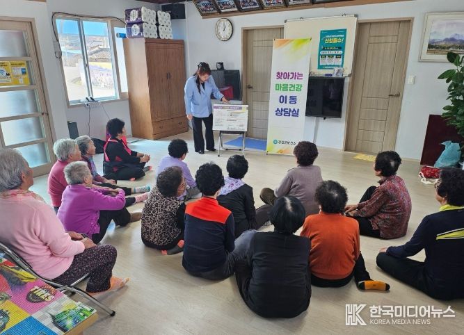 보건소에서 경로당 어르신 대상으로 우울선별검사를 실시하고 있다.