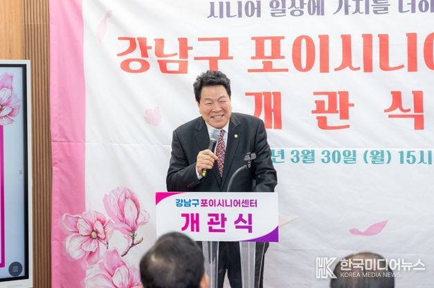 개관식 행사에서 축사를 하는 이호귀 의장