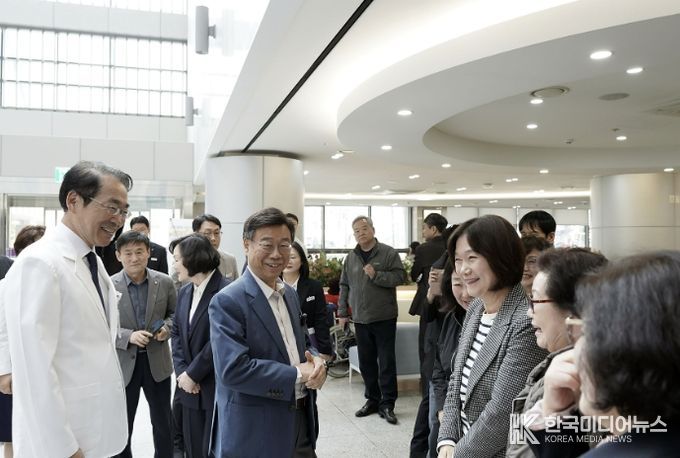 신상진 성남시장이 31일 성남시의료원을 방문해 내방 환자와 가족들을 만나 이야기 나누고 있다.