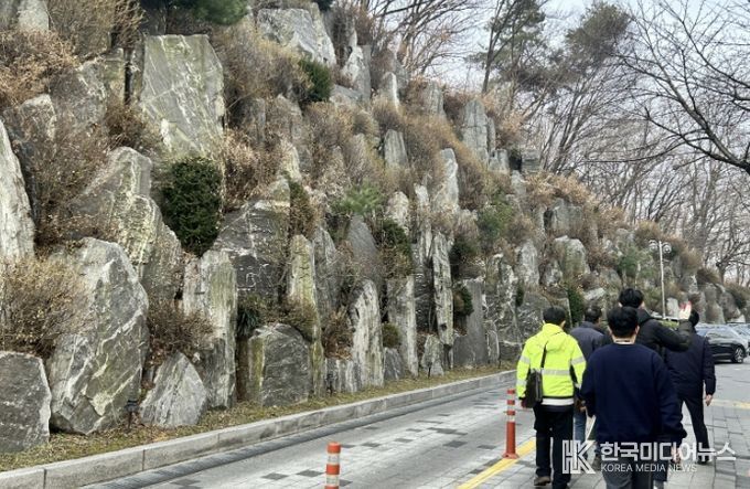 구리시에서 민간 전문가와 함께 급경사지 안전 점검을 하고 있다.