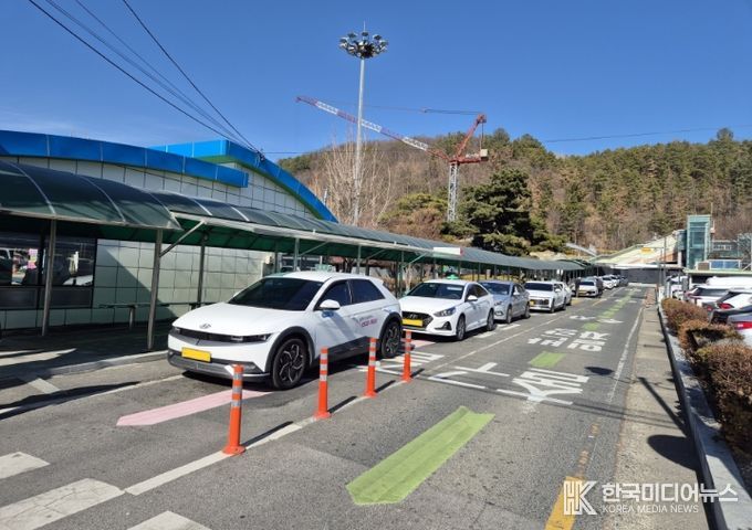 밀양역 택시승강장에서 대기 중인 택시들의 모습