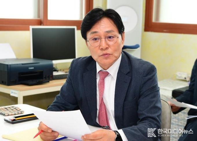 강화군, 섬 주민 건축자재 해상운송비 지원사업 본격 시행(1_서도면 찾아가는 이동군수실에서의 박용철 군수)