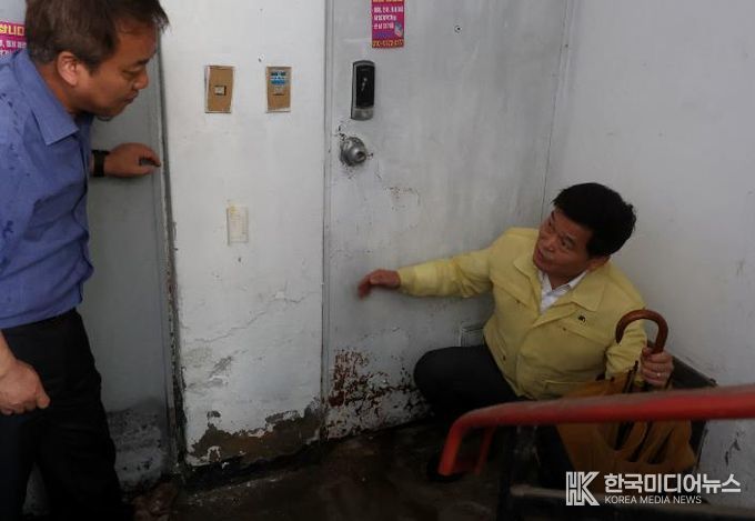 박종효 남동구청장이 침수 취약지역을 현장점검하는 모습