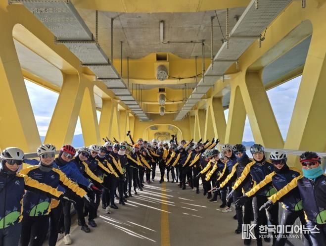 고흥군, ‘2026 고흥 블루마린 자전거 여행’ 전국적 관심 속 조기 마감 - 2025 고흥 블루마린 자전거여행 거금대교 라이딩 단체 사진