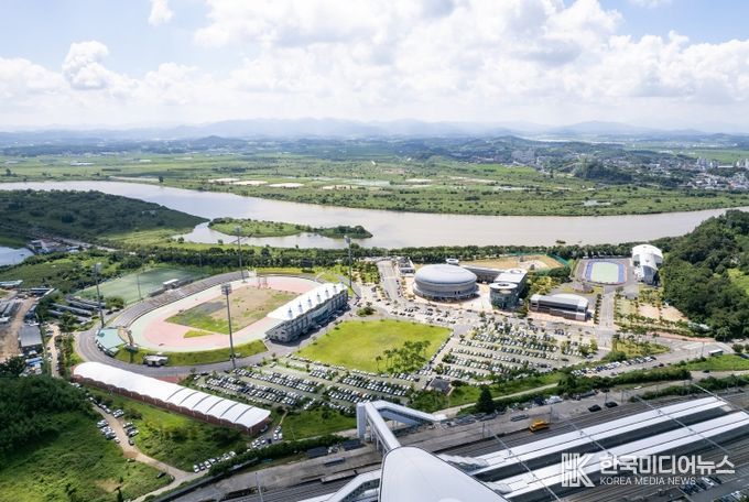 국내에서 유일하게 KTX·SRT 나주역과 연결돼 최고의 교통 인프라를 보유한 나주종합스포츠파크. 영산강변에 위치해 빼어난 풍광을 자랑한다.