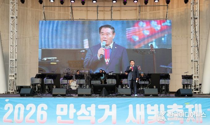 이재식 수원특례시의회 의장이 4일 만석공원에서 열린 ‘2026 만석거 새빛축제’ 개막식에 참석해 인사말을 하고 있다.