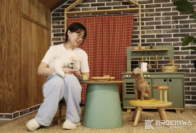 태안 소재의 한 반려동물 동반 펜션에서 시간을 보내는 모습