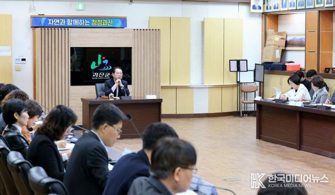 송인헌 괴산군수가 6일 군청 중회의실에서 확대간부회의를 주재하고 있다