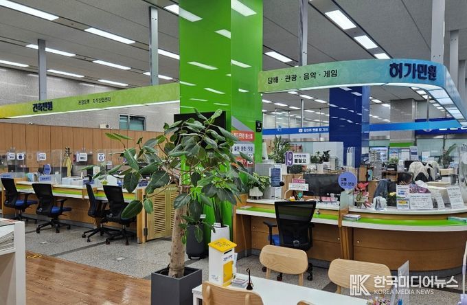 성동구청 1층 행복민원실 내 허가민원 창구 모습