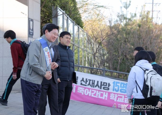 이상일 용인특례시장이 7일 아침 성복고등학교 정문 앞에서 개인형 이동장치 이용 안전캠페인에 참여했다.