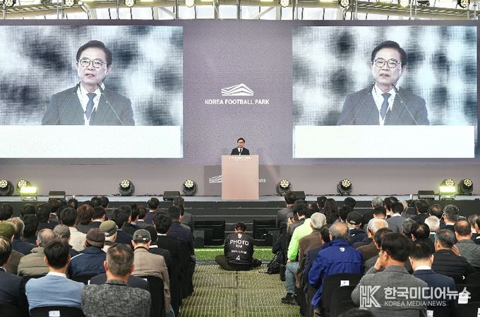 7일 천안시 코리아풋볼파크 개관식에서 김석필 천안시장 권한대행 부시장과 김태흠 충남도지사, 정몽규 대한축구협회 회장 등 주요 참석자들이 기념촬영을 하고 있다.