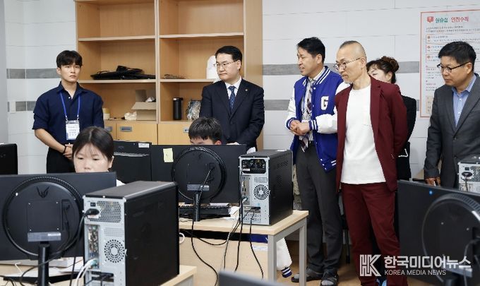 7일 광주소프트웨어마이스터고에서 진행한 광주기능경기대회 모바일로보틱스 종목에서 학생들이 로봇을 조립 및 코딩하고 있다.