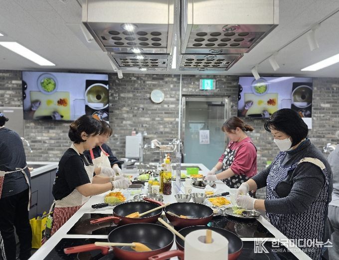 25년 11월 마들보건지소 2층 영양조리실에서 진행된 더바른식탁 조리실습 현장