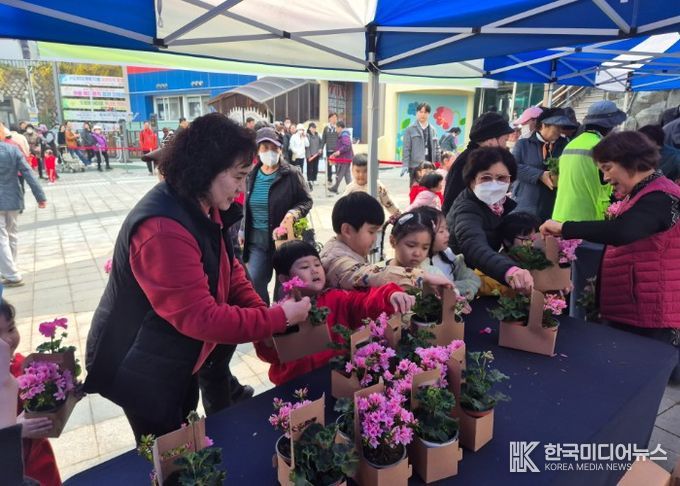 인천 중구, 자유공원 등 3곳서 ‘식목일 기념 나무 나눔’ 행사 성료