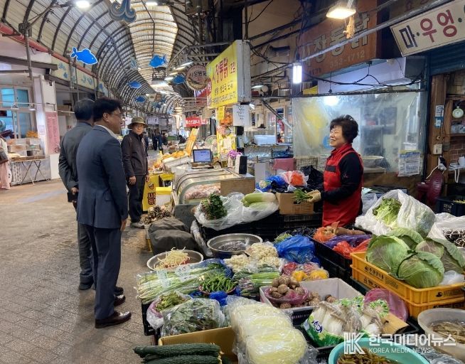 이정곤 부시장이 밀양아리랑시장을 찾아 현장의 목소리를 청취하고 있다.
